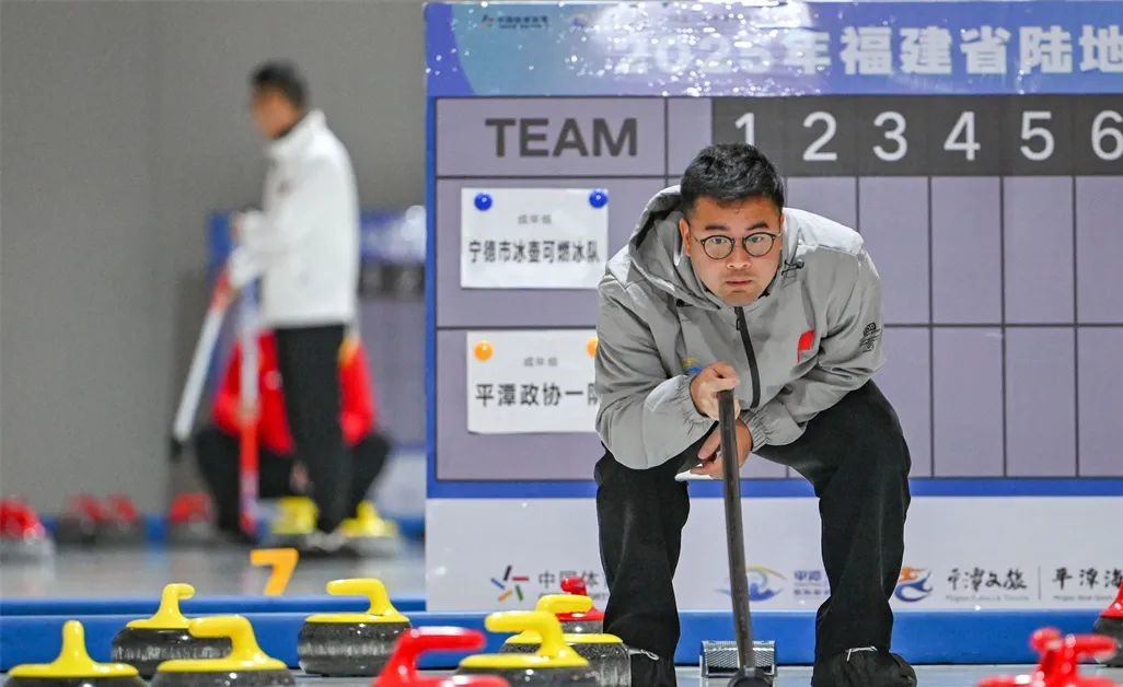 參賽選手在賽道上精準投壺