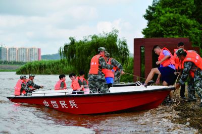 6月26日，防汛搶險應(yīng)急演練人員駕駛沖鋒舟轉(zhuǎn)移“被困群眾”。